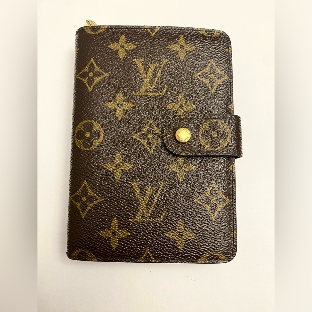 Louis Vuitton Monogram Porte Papier Zip Wallet
NO Peeling Date Code SP0052